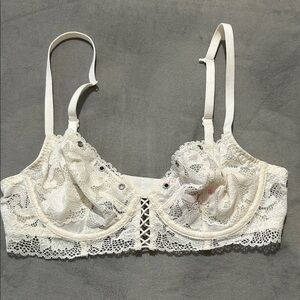 La Senza 34B Elegant Lace Bralette in Cream riveted silver tone contrast detail